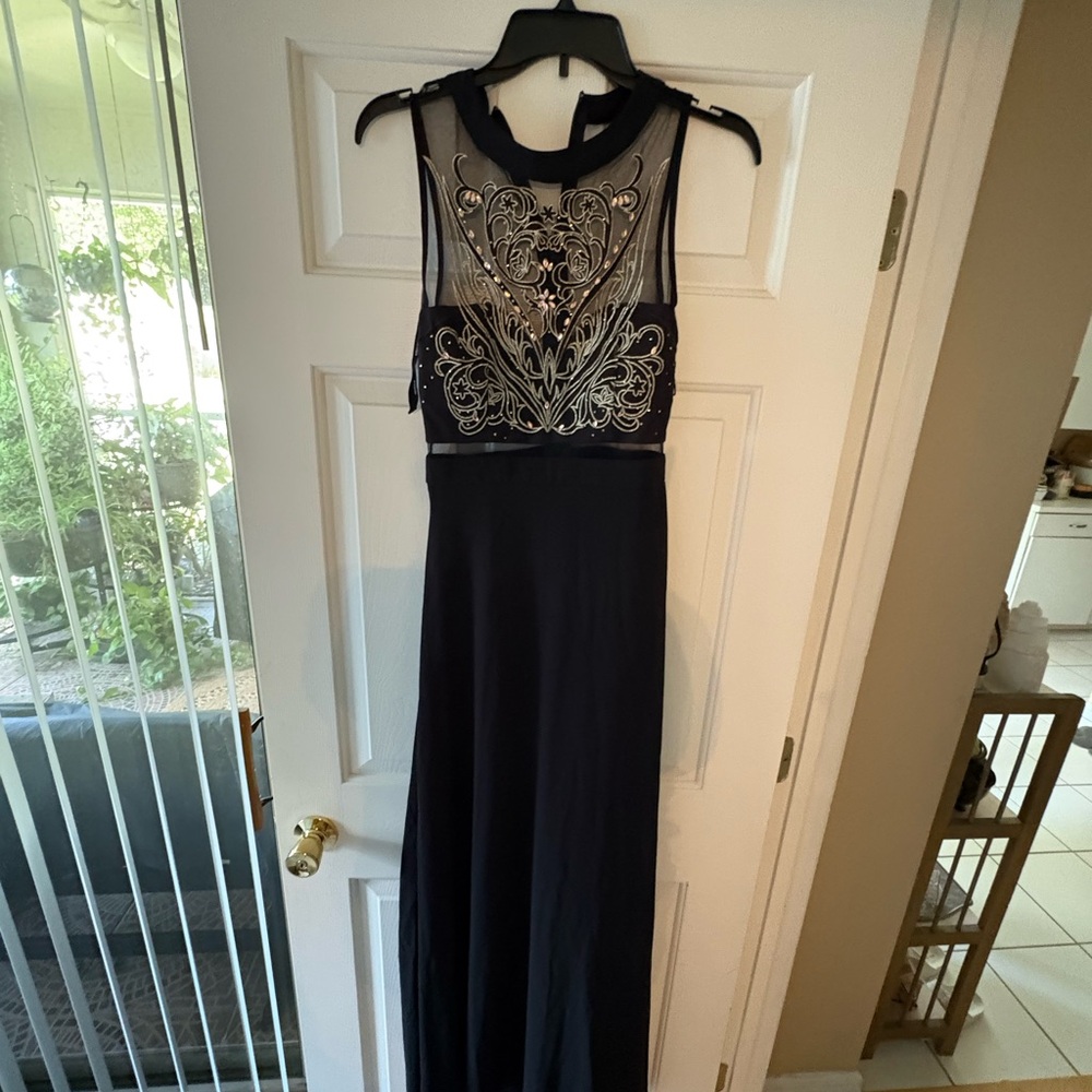 Elegant Black and Gold Embroidered Evening Dress - Picture 2 of 2